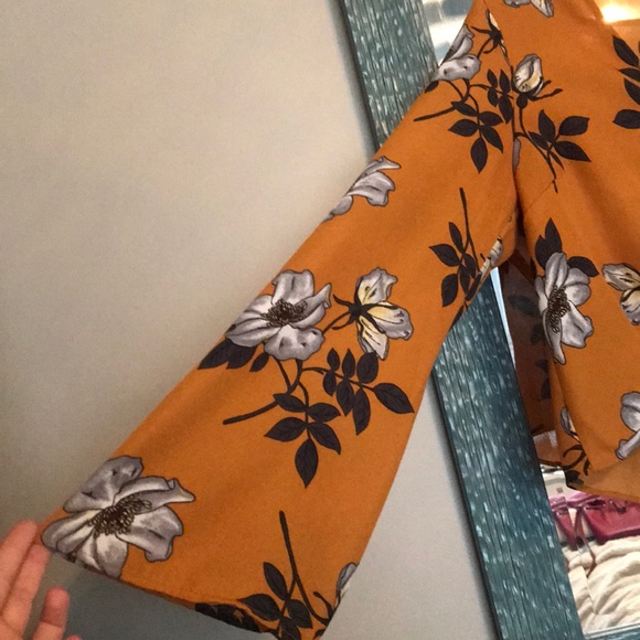 Button front tie crop top! - Picture 5 of 5